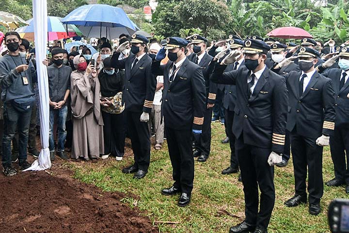 Prosesi Pemakaman Pilot Sriwijaya Air SJ-182