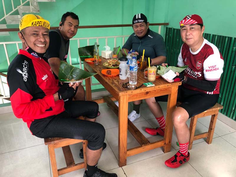 Saleh Husin dan Pramono Anung Menikmati Pecel Pincuk Ibu Ida 