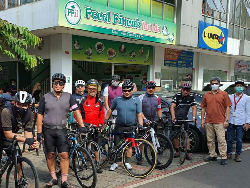 Saleh Husin dan Pramono Anung Menikmati Pecel Pincuk Ibu Ida 