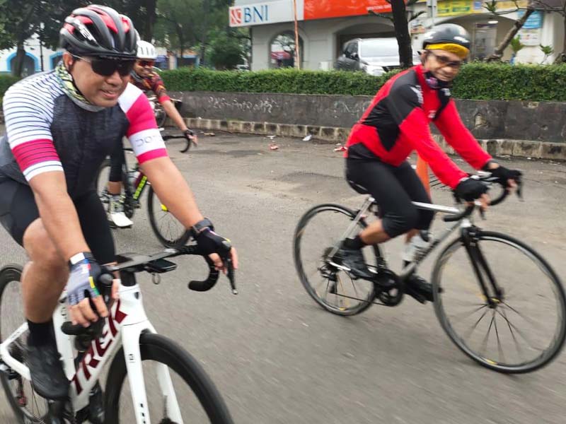 Saleh Husin dan Pramono Anung Menikmati Pecel Pincuk Ibu Ida 