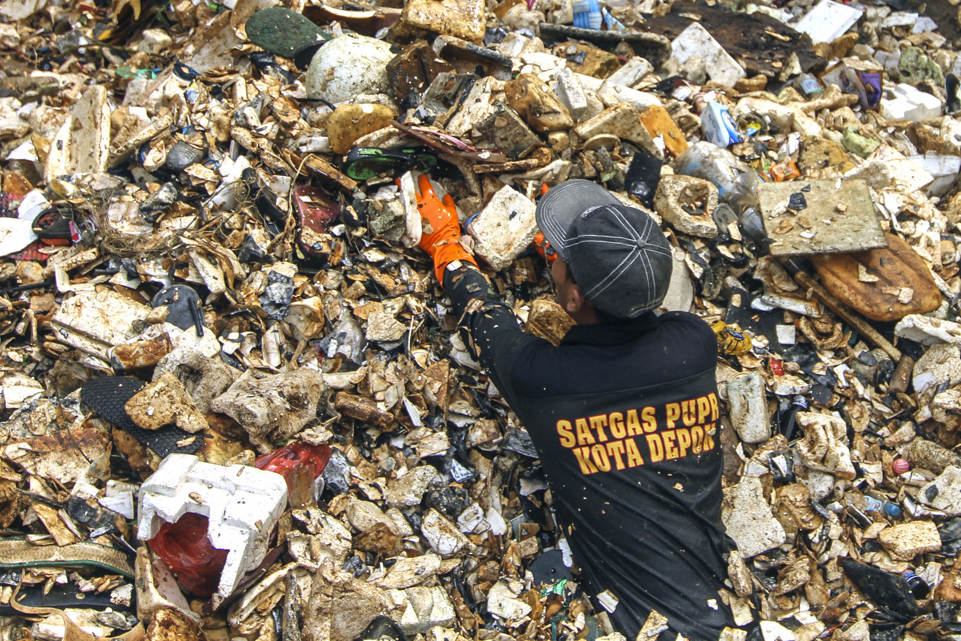 Sampah Menumpuk di Kali Baru Cijantung 