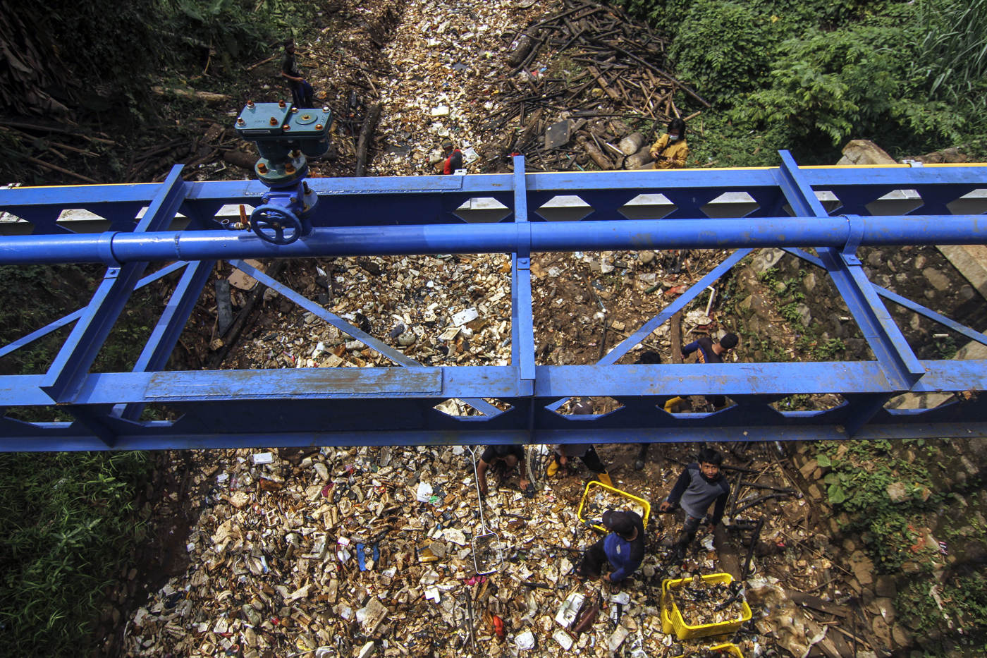 Sampah Menumpuk di Kali Baru Cijantung 