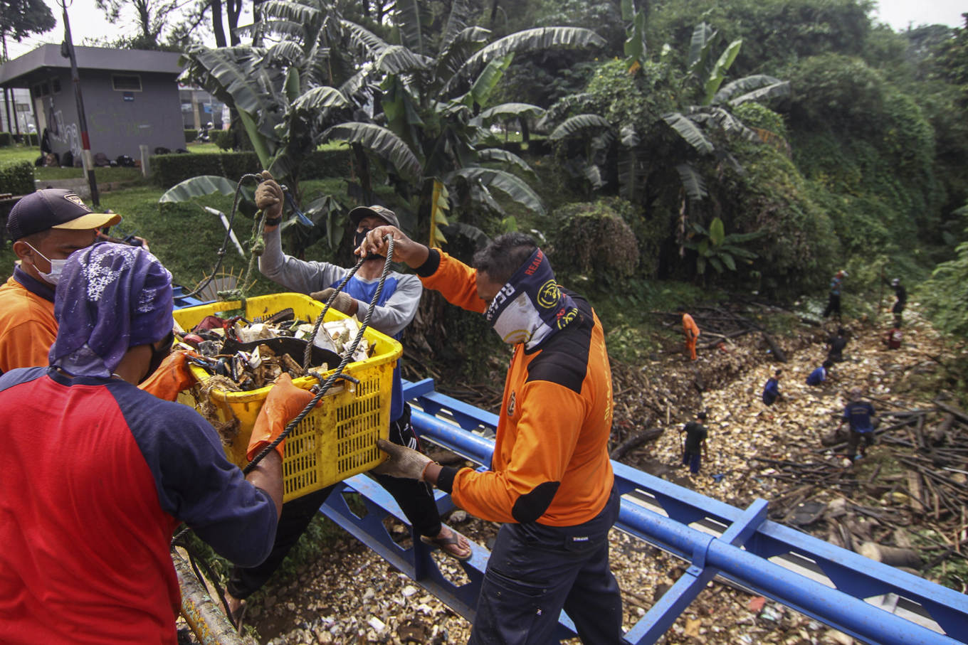 Sampah Menumpuk di Kali Baru Cijantung 