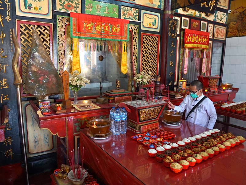 Sembahyang Akhir Tahun Di Klenteng