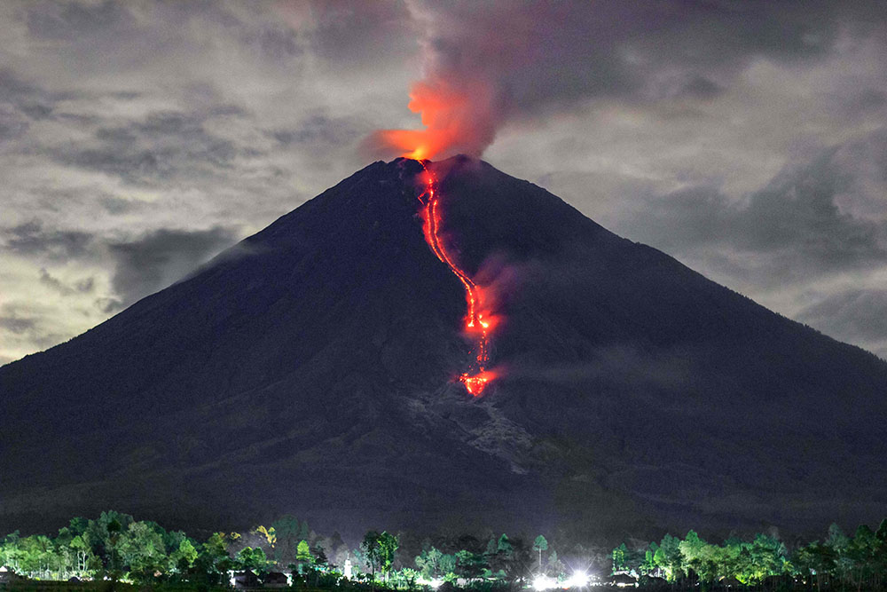 Guguran Lava Pijar Gunung Semeru