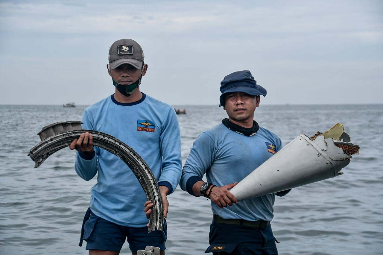 Pasukan Katak Temukan Serpihan Pesawat Sriwijaya Air SJ-182