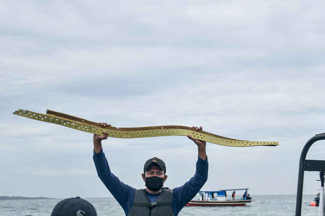 Pasukan Katak Temukan Serpihan Pesawat Sriwijaya Air SJ-182