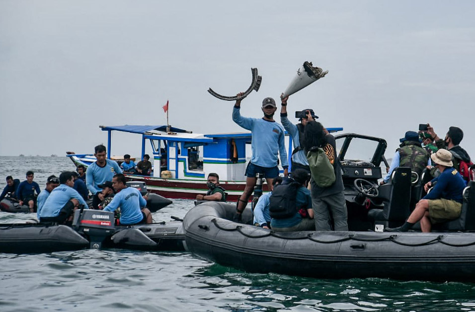 Pasukan Katak Temukan Serpihan Pesawat Sriwijaya Air SJ-182