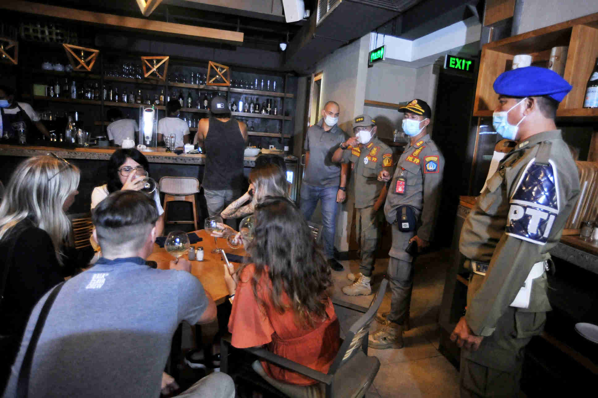 Petugas Gelar Sidak Penerapan PPKM di Bali 