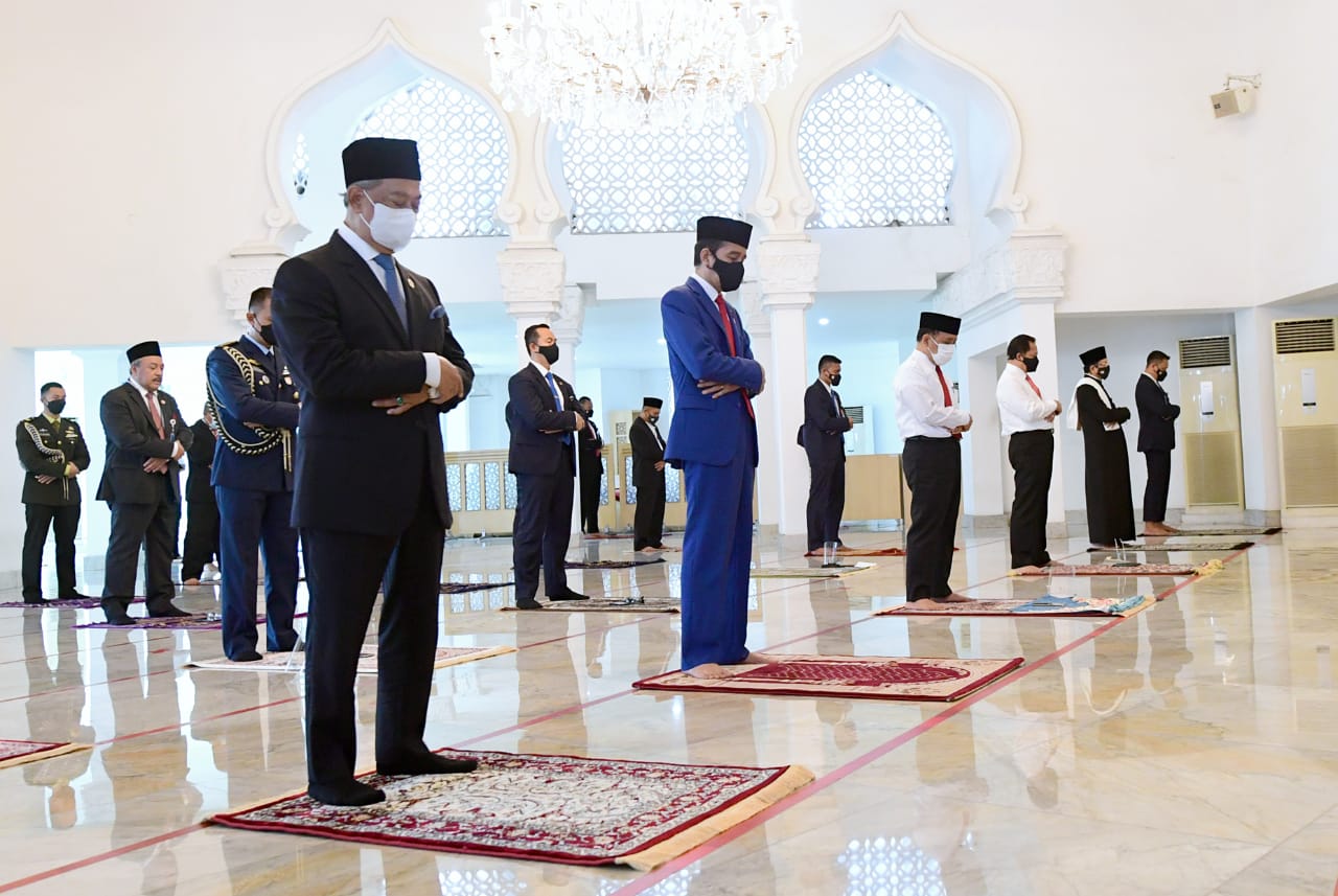 Presiden Jokowi Salat Jumat Bersama PM Malaysia Muhyiddin Yassin