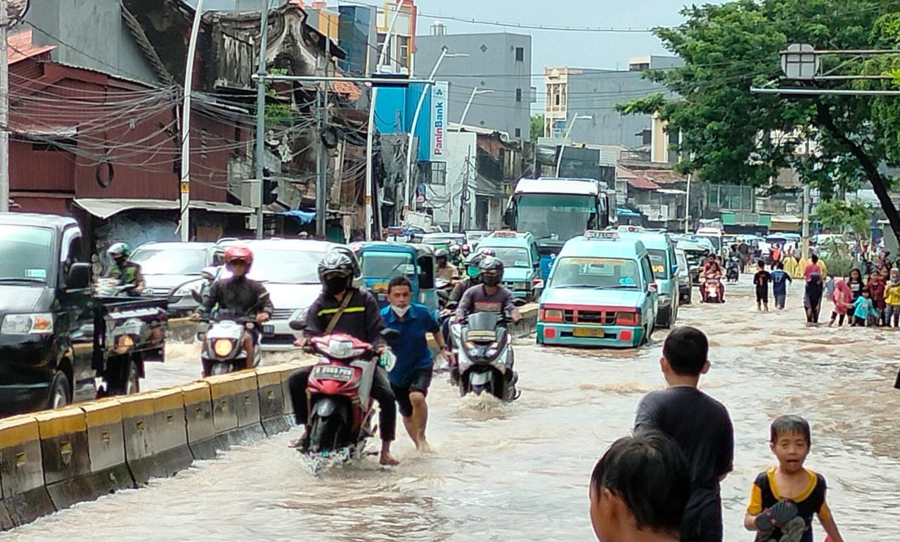 Banjir Sebabkan Kemacetan Parah