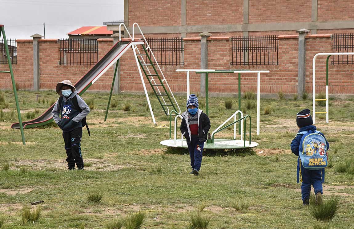  Anak-Anak Mengikuti Belajar Tatap Muka di Bolivia