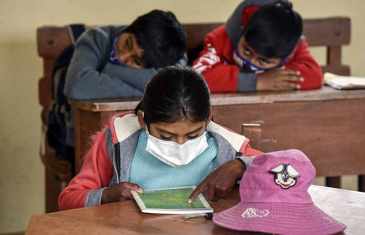  Anak-Anak Mengikuti Belajar Tatap Muka di Bolivia