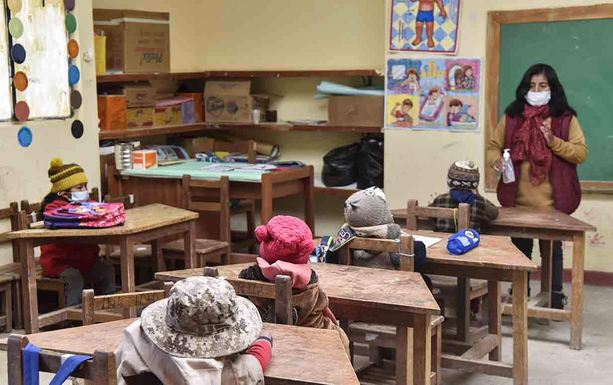  Anak-Anak Mengikuti Belajar Tatap Muka di Bolivia