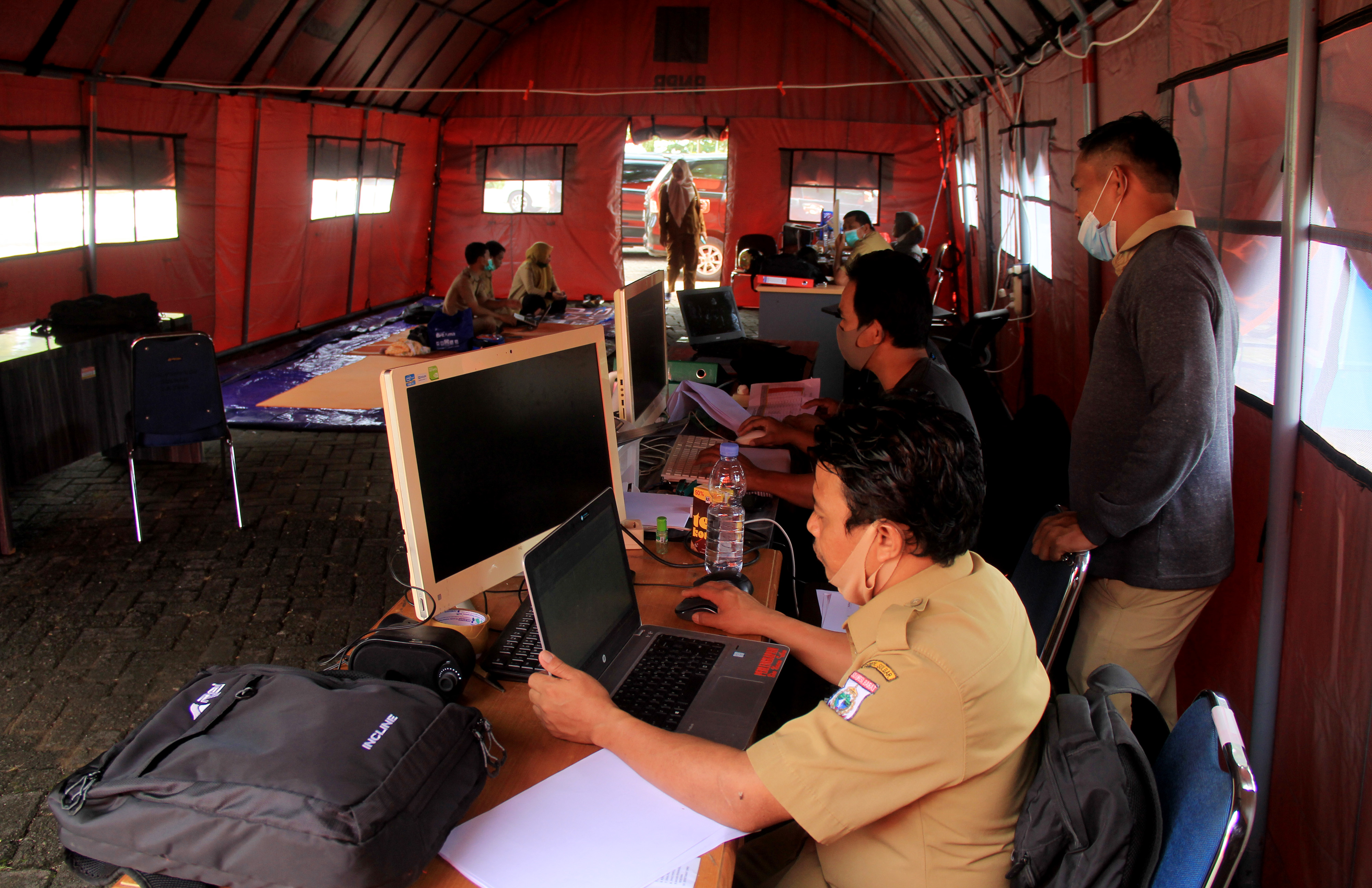ASN Mulai Berkantor di Tenda Darurat Pascagempa Sulbar