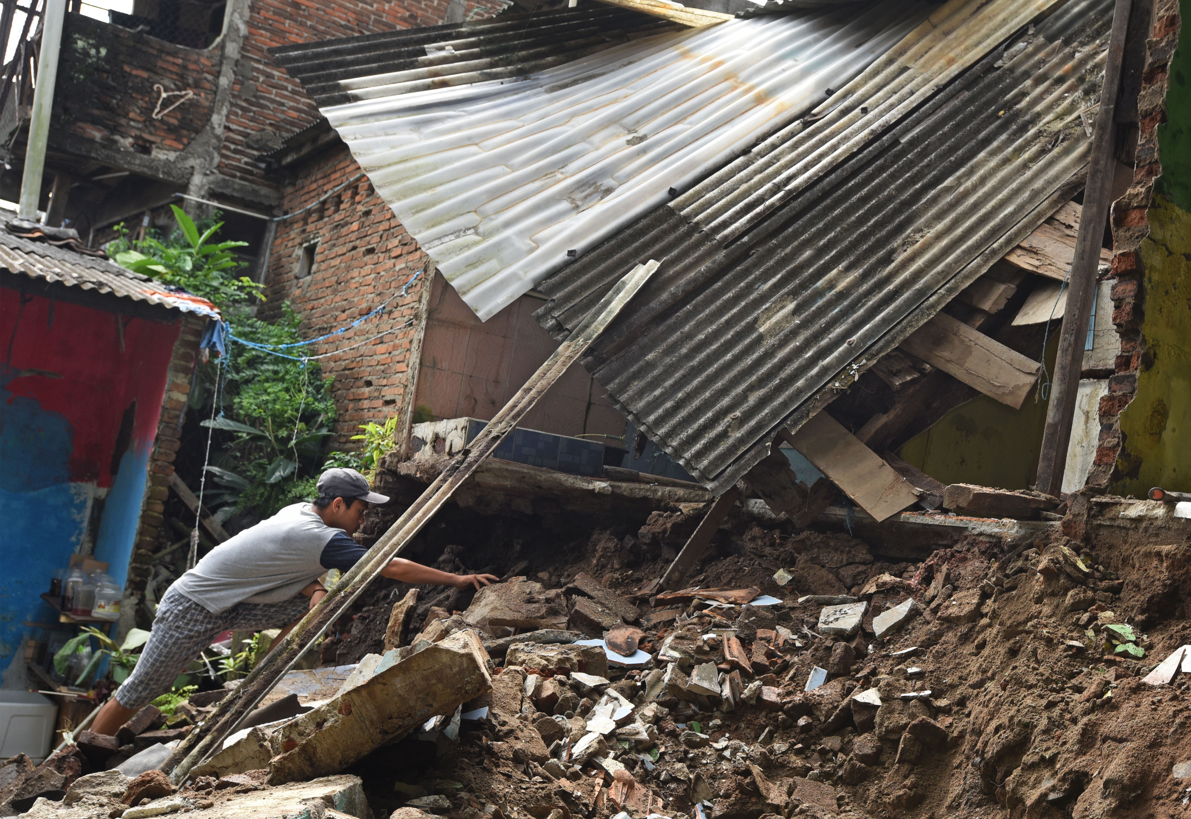 Rumah Roboh Akibat Longsor