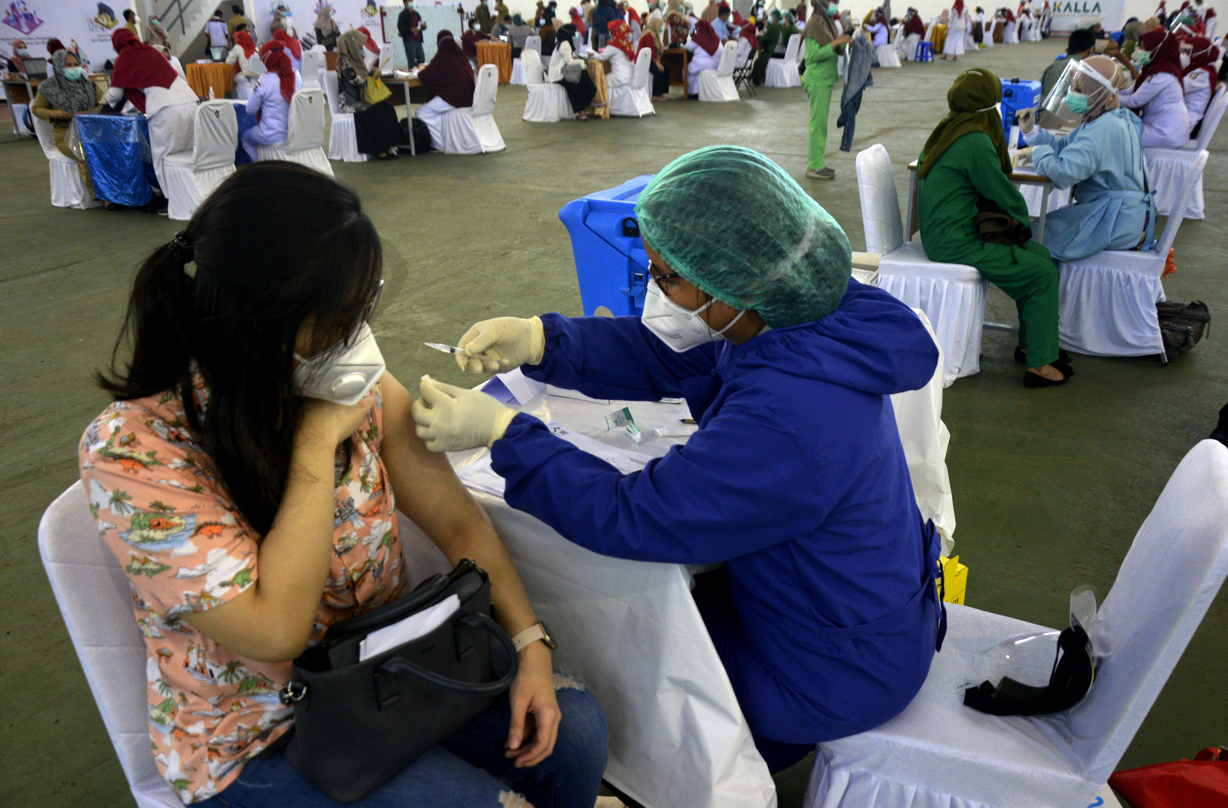  Vaksinasi Massal Untuk Tenaga Kesehatan