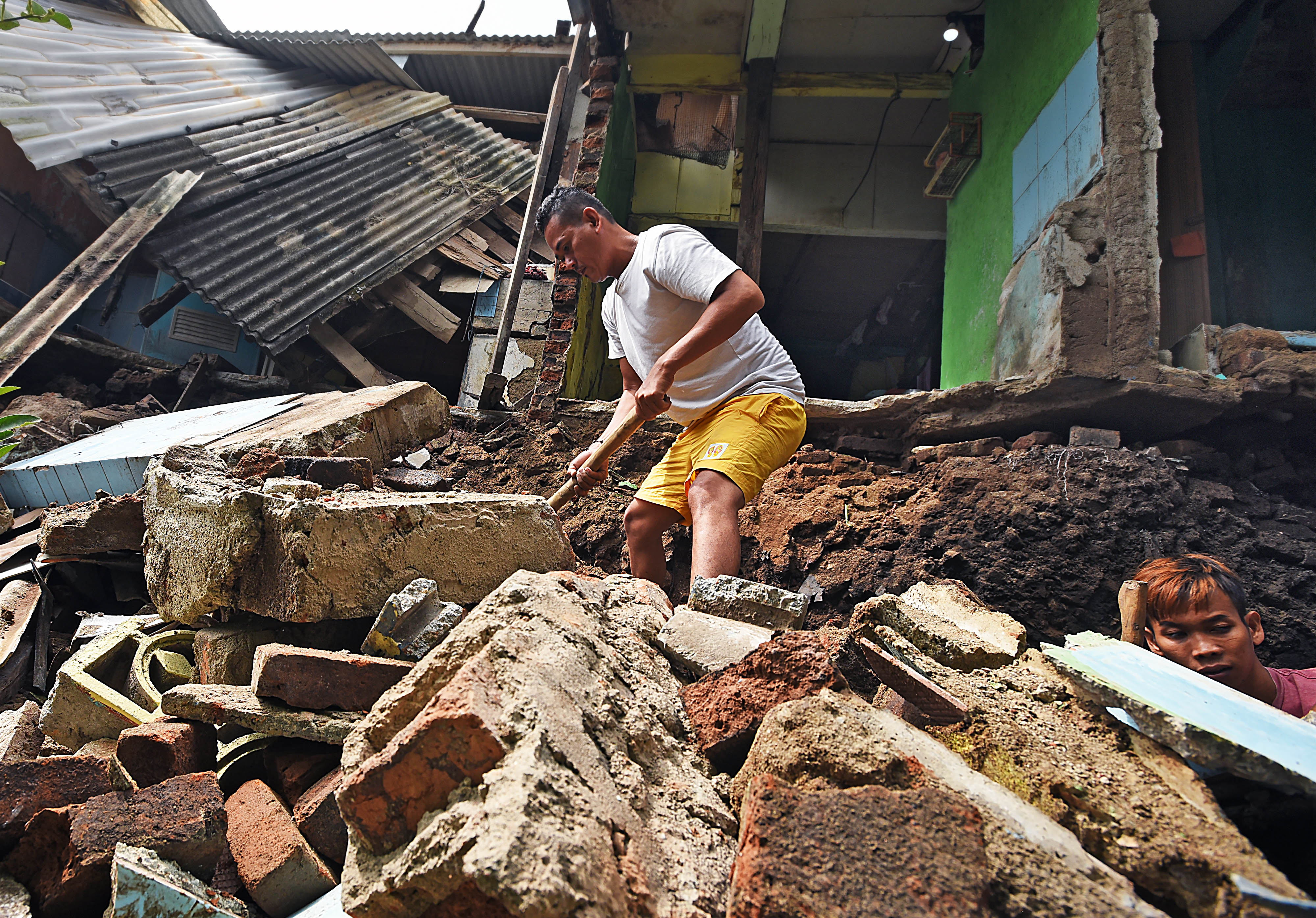 Rumah Roboh Akibat Longsor