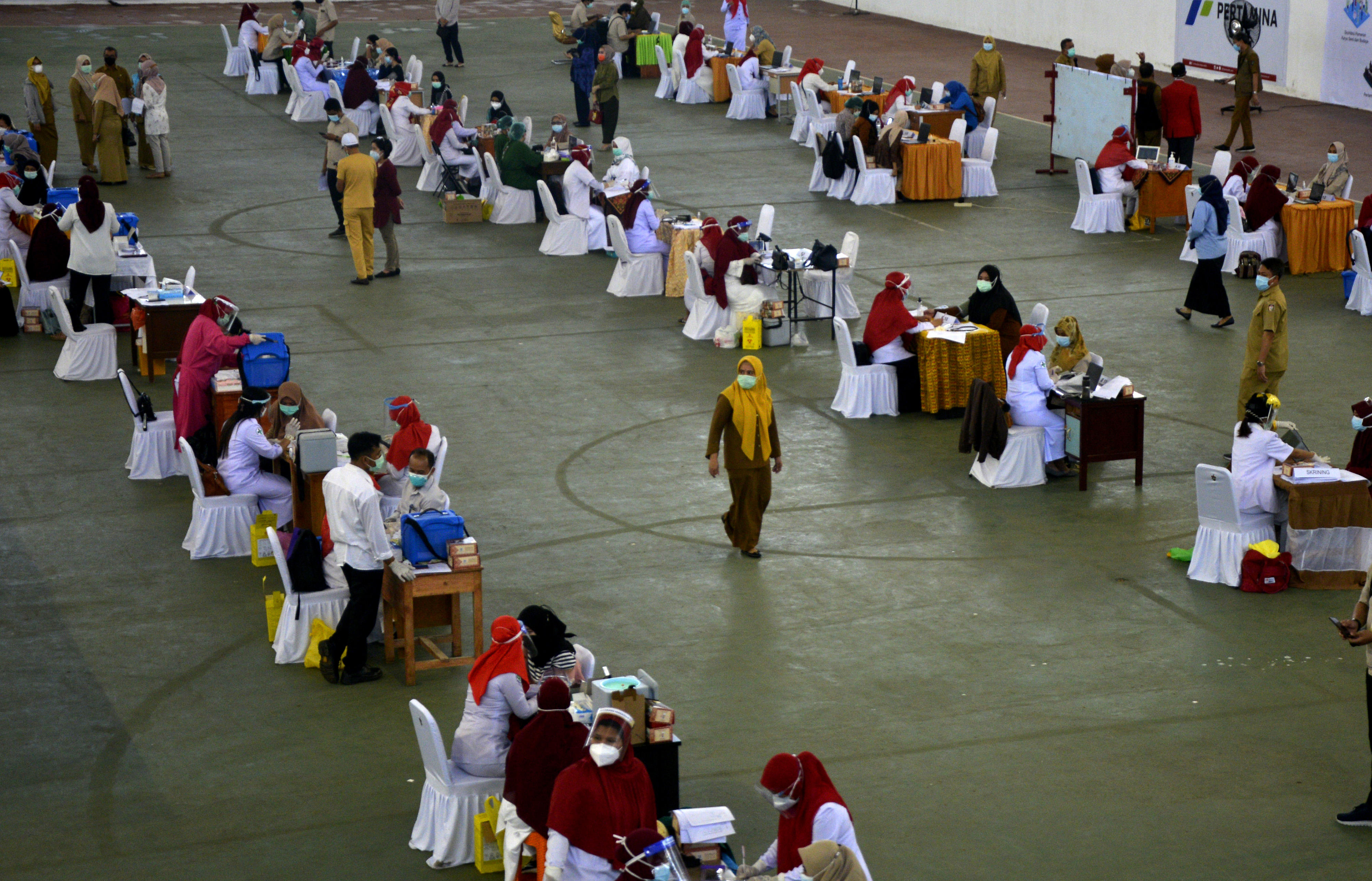  Vaksinasi Massal Untuk Tenaga Kesehatan