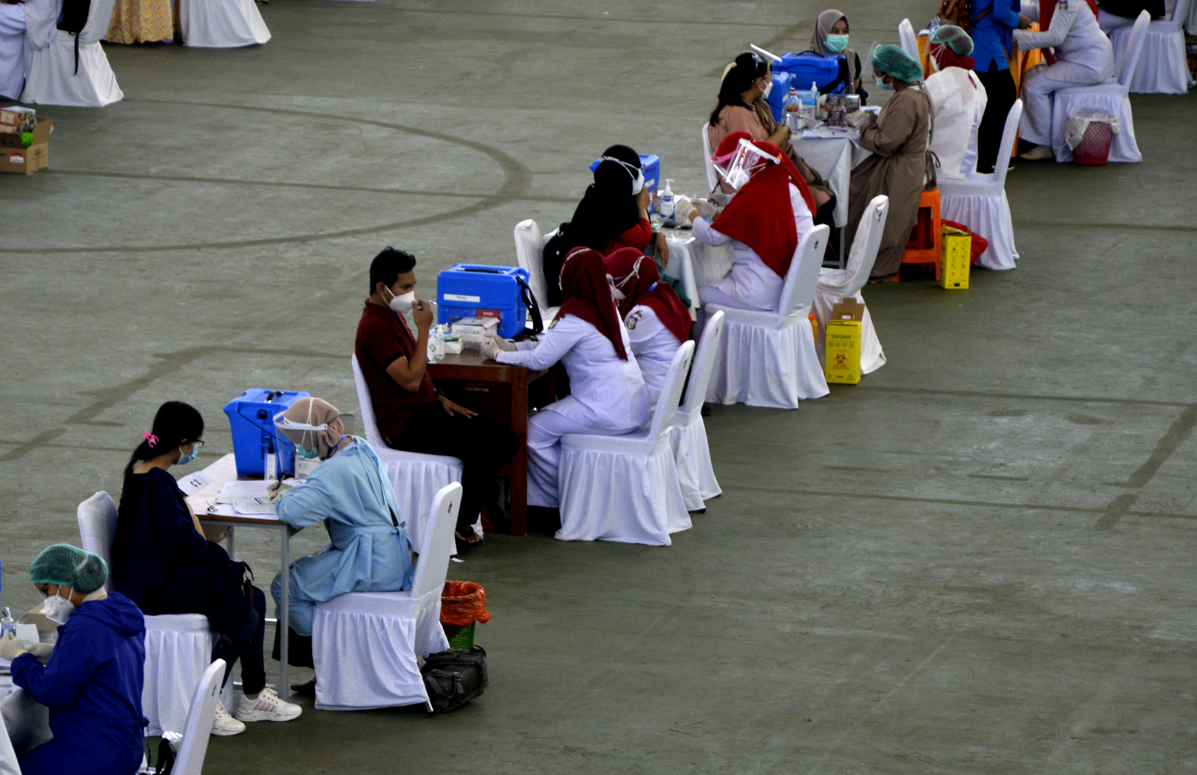  Vaksinasi Massal Untuk Tenaga Kesehatan