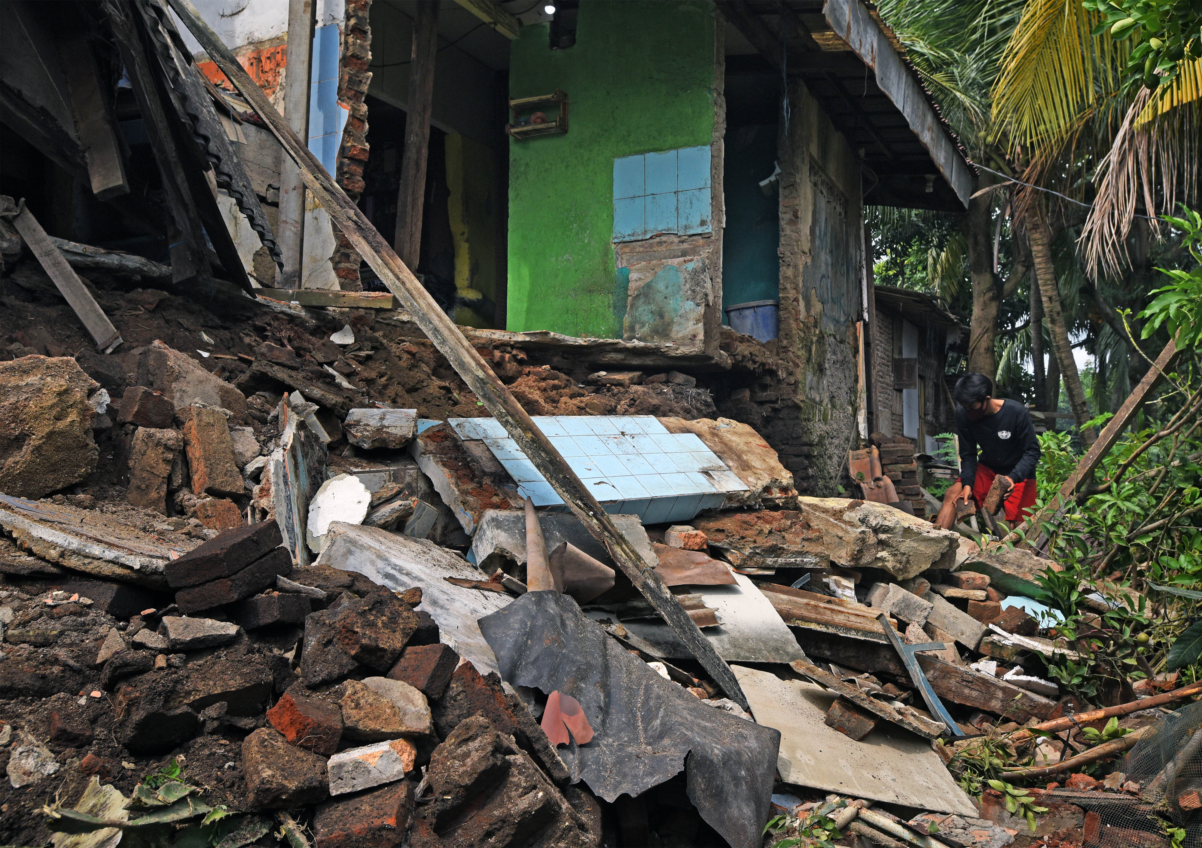 Rumah Roboh Akibat Longsor