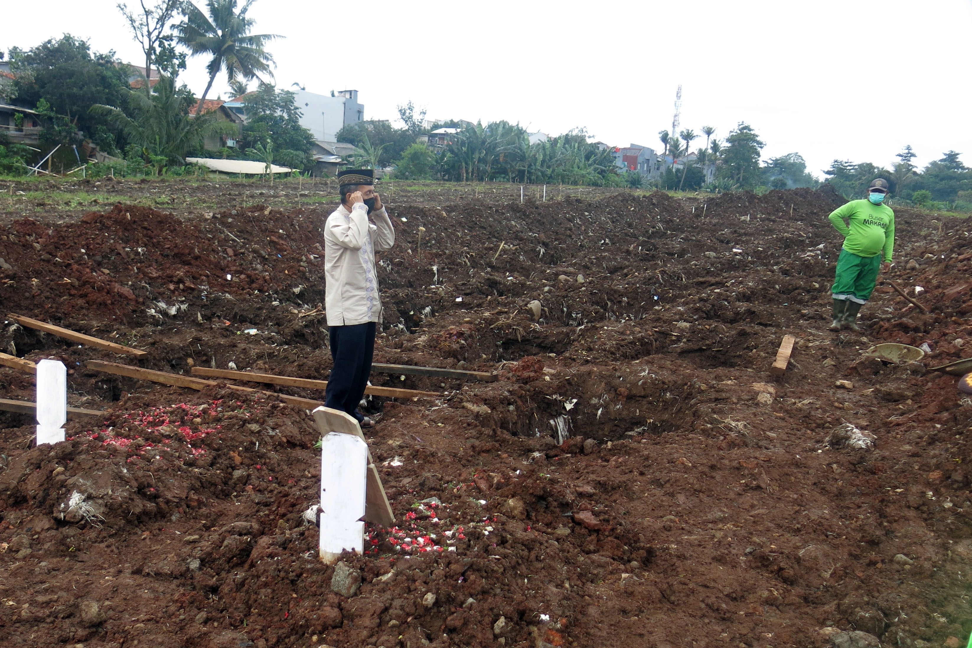 Pemakaman Covid-19 di TPU Srengseng Sawah Dua 