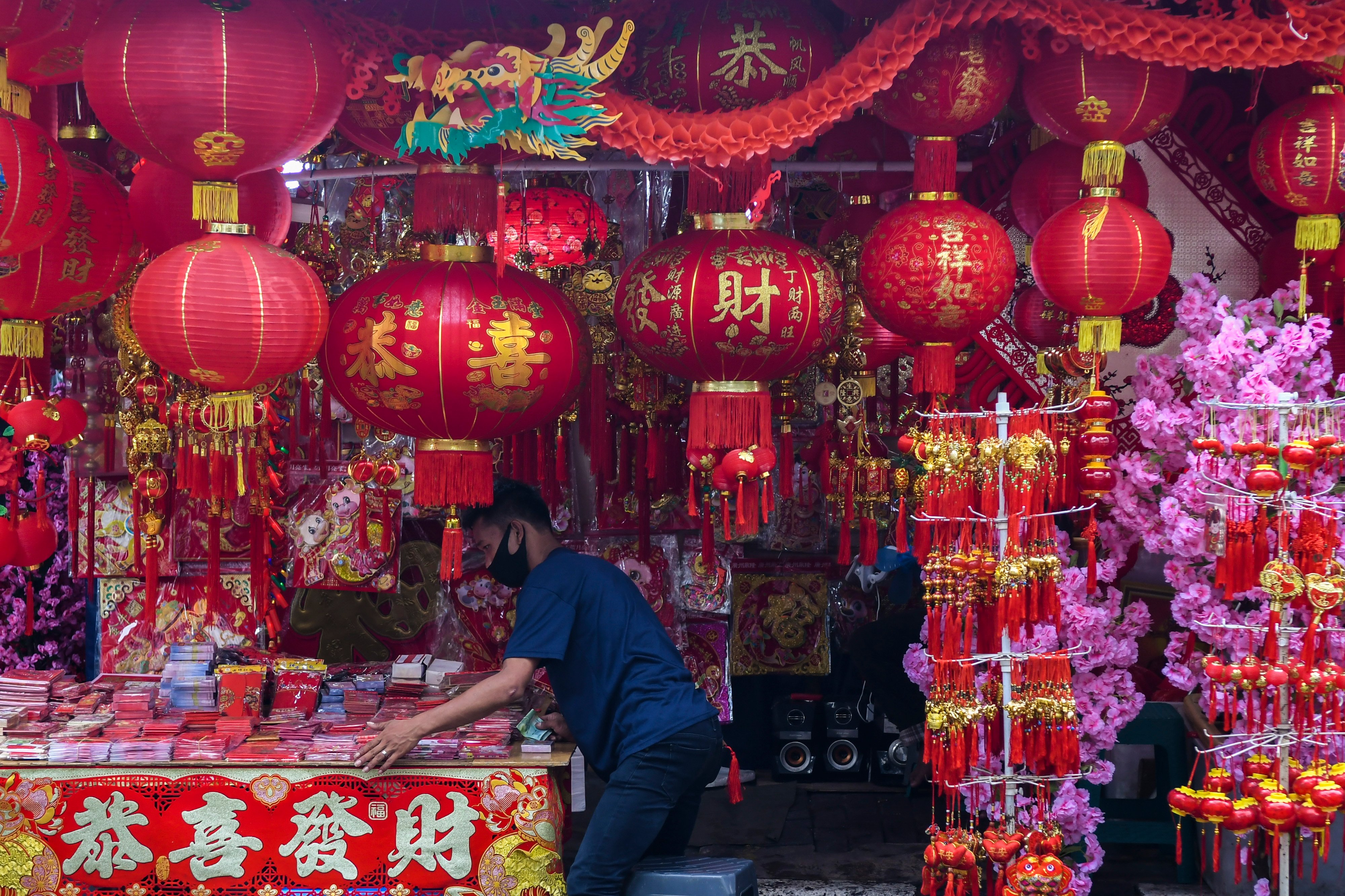 Pernak-Pernik Imlek di Pasar Glodok