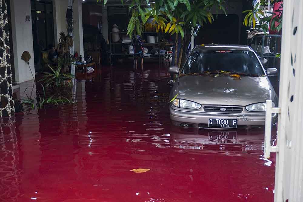 Banjir Berwarna Merah di Pekalongan