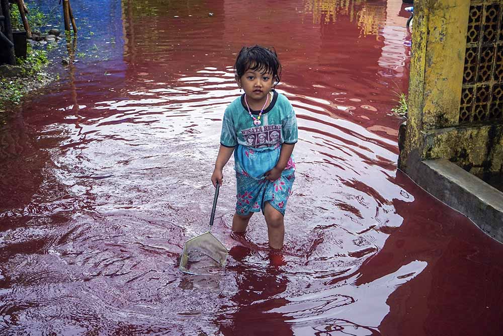 Banjir Berwarna Merah di Pekalongan
