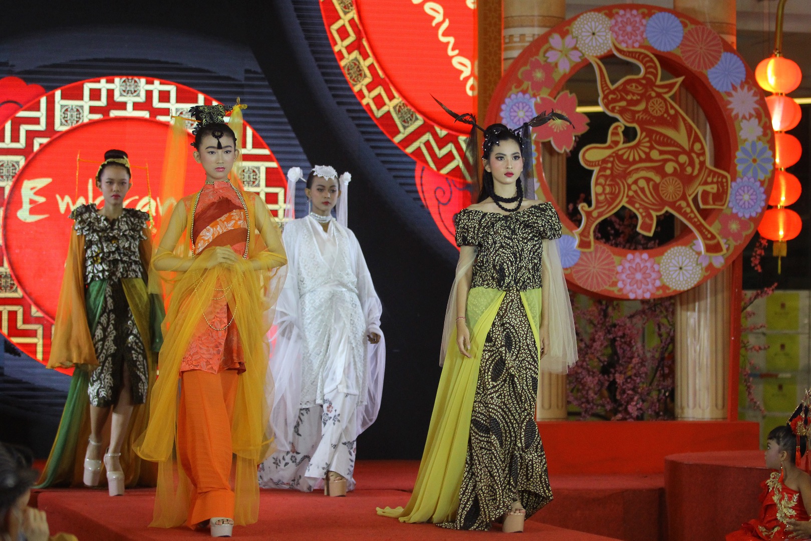 Busana Imlek Dengan Sentuhan Batik Nusantara