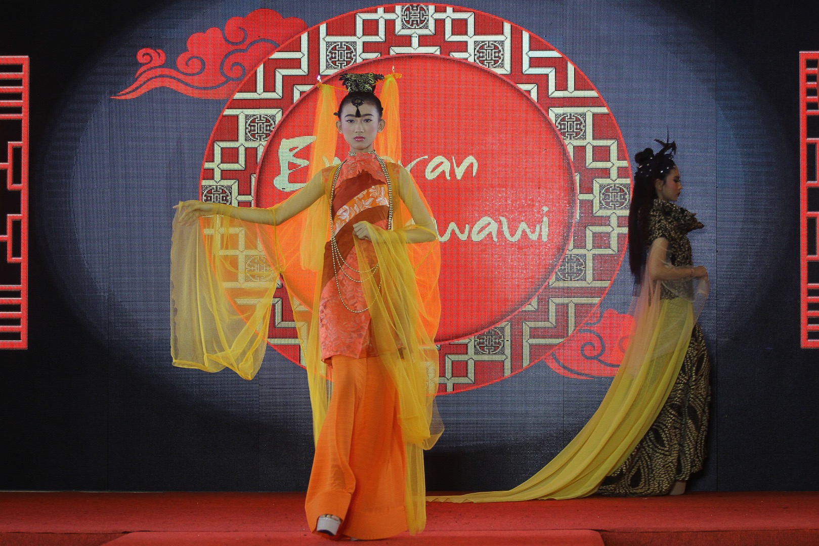 Busana Imlek Dengan Sentuhan Batik Nusantara