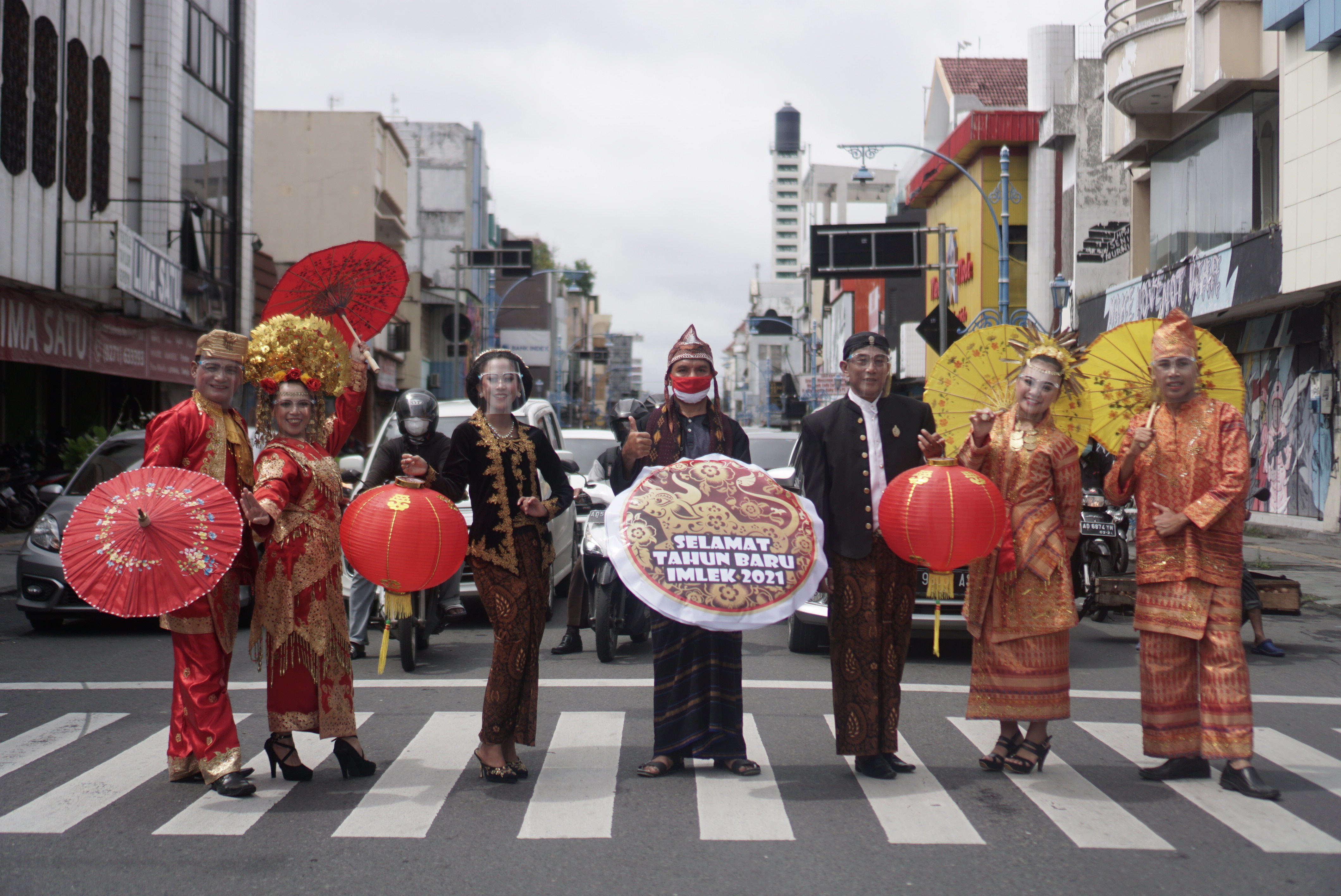 Upackan Selamat Imlek Mengenakan Pakaian Adat