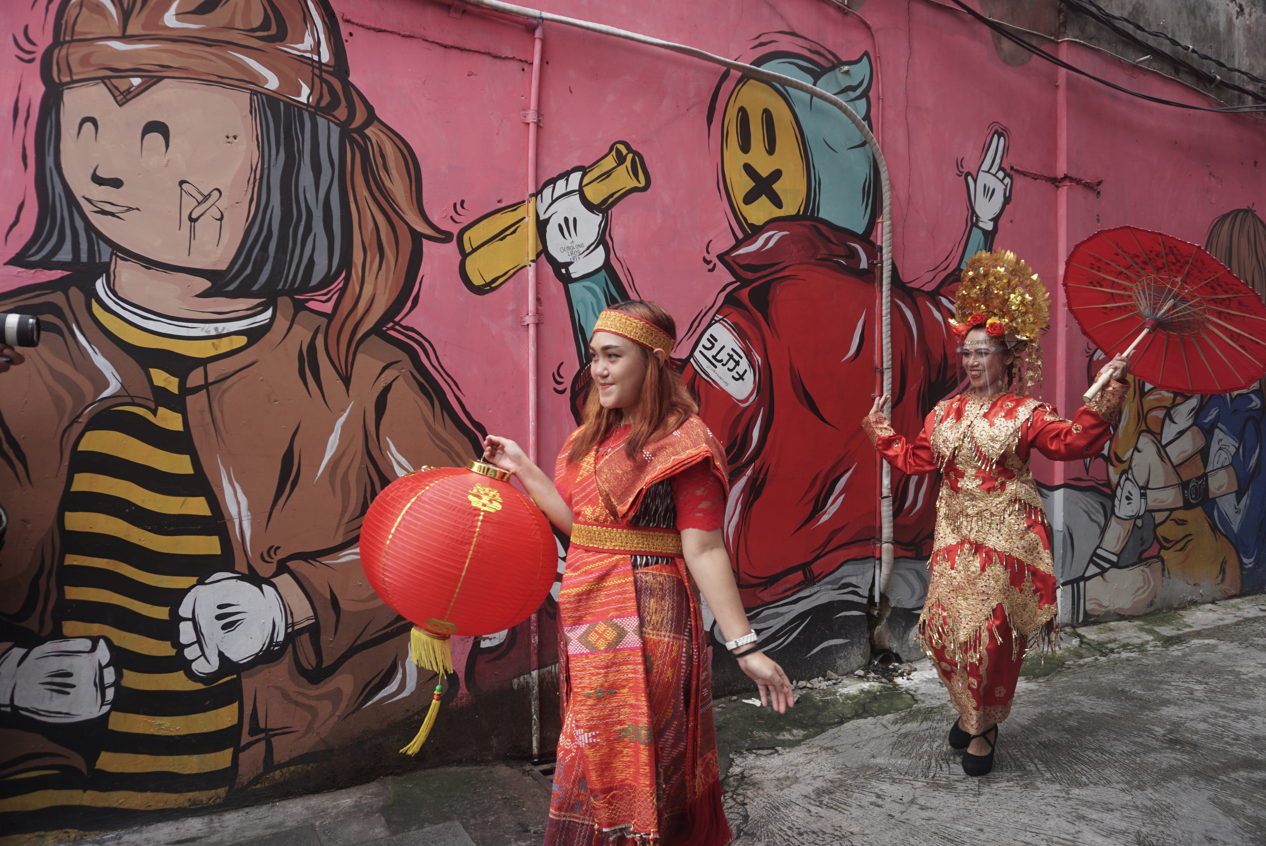 Upackan Selamat Imlek Mengenakan Pakaian Adat