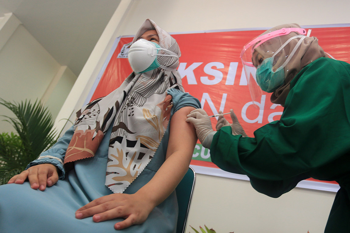  Vaksinasi Perdana di Aceh