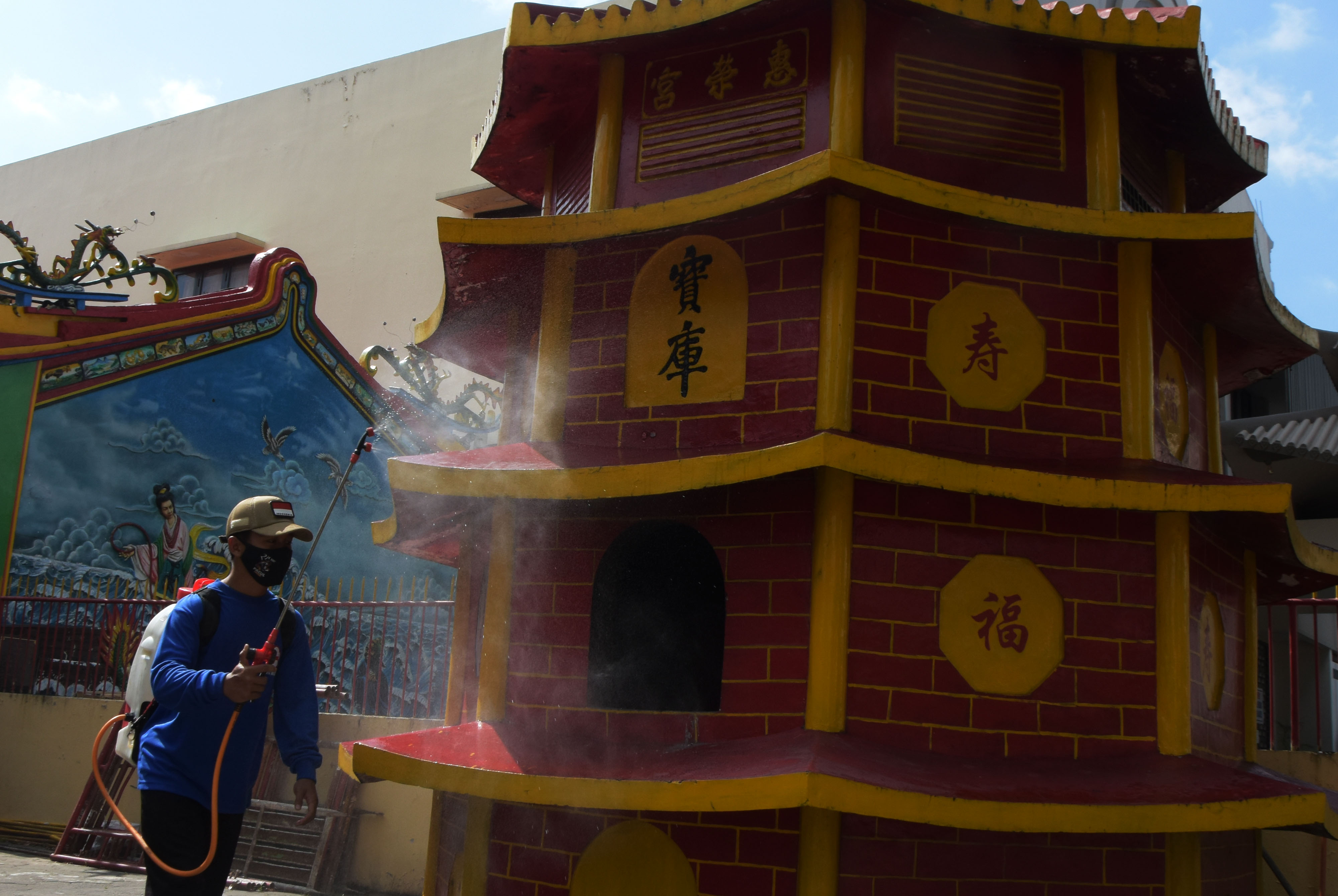 Disinfeksi Tempat Ibadah Jelang Imlek