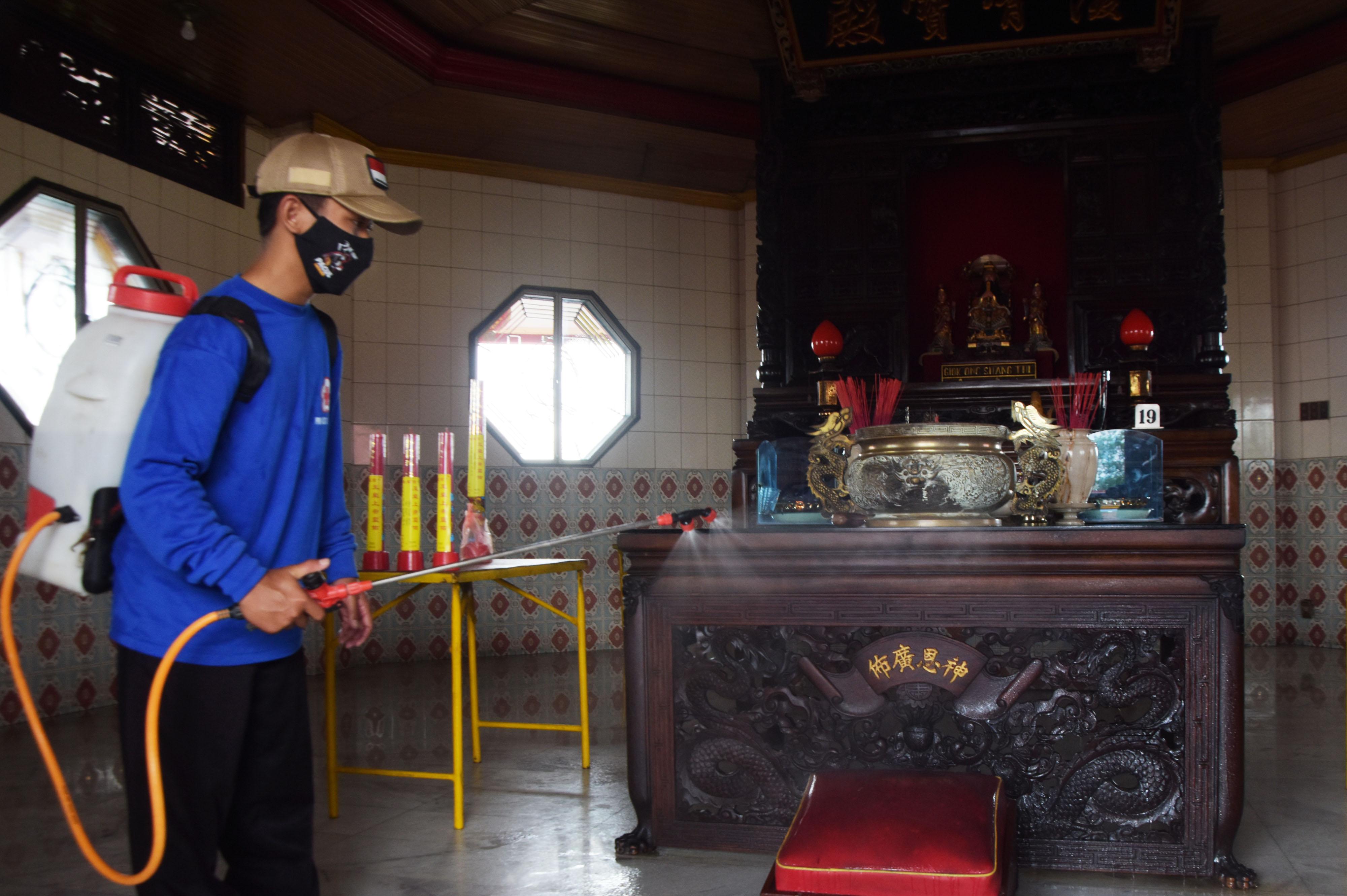 Disinfeksi Tempat Ibadah Jelang Imlek