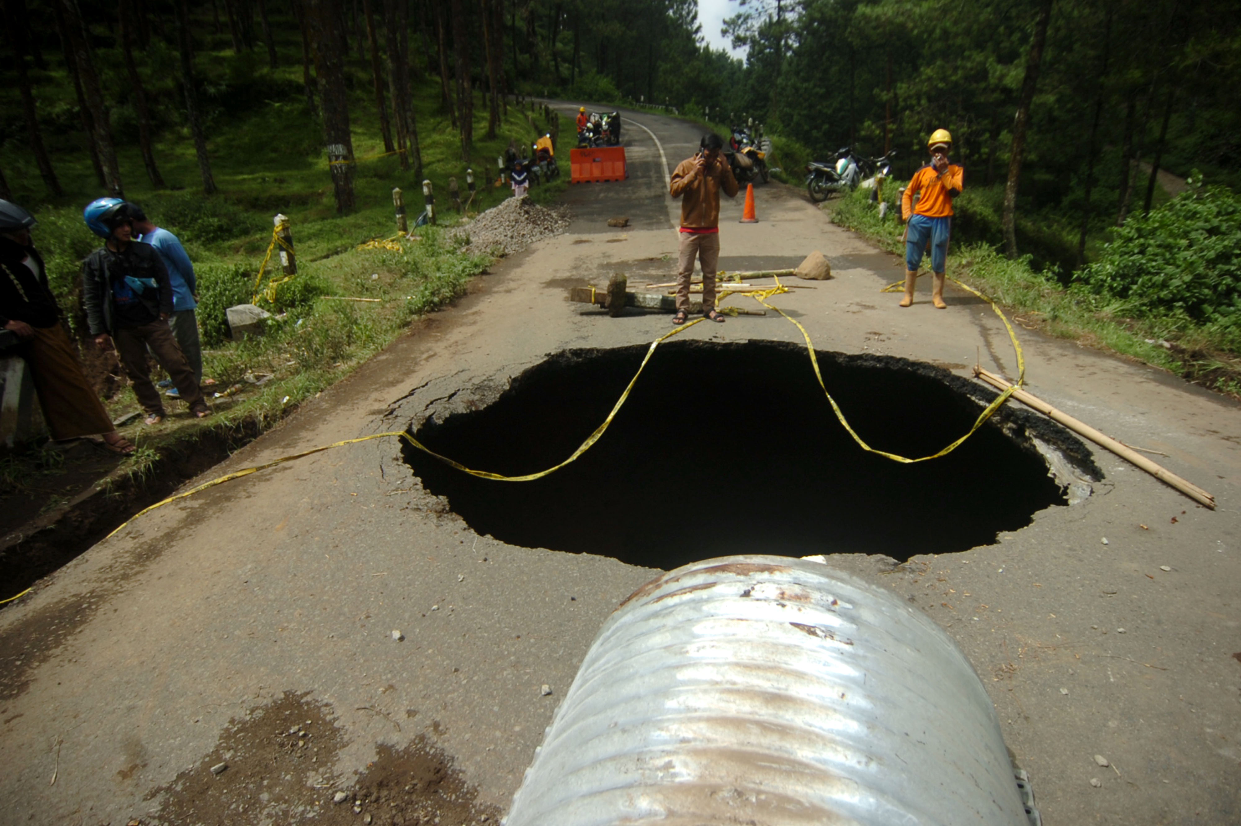 Lubang di Tengah Jalan Provinsi Penghubung Brebes dan Tegal