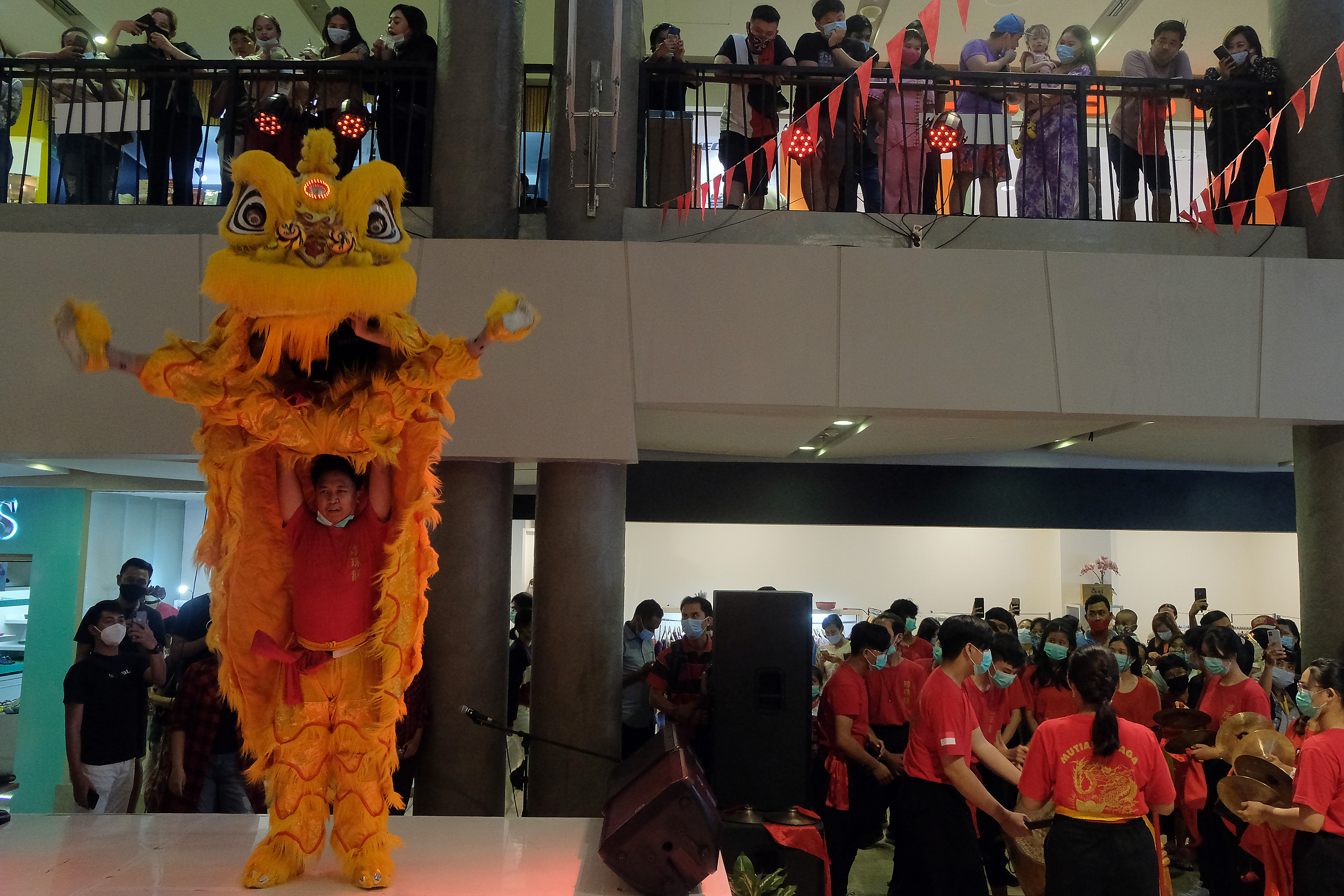 Pertunjukan Barongsai dan Naga Liong