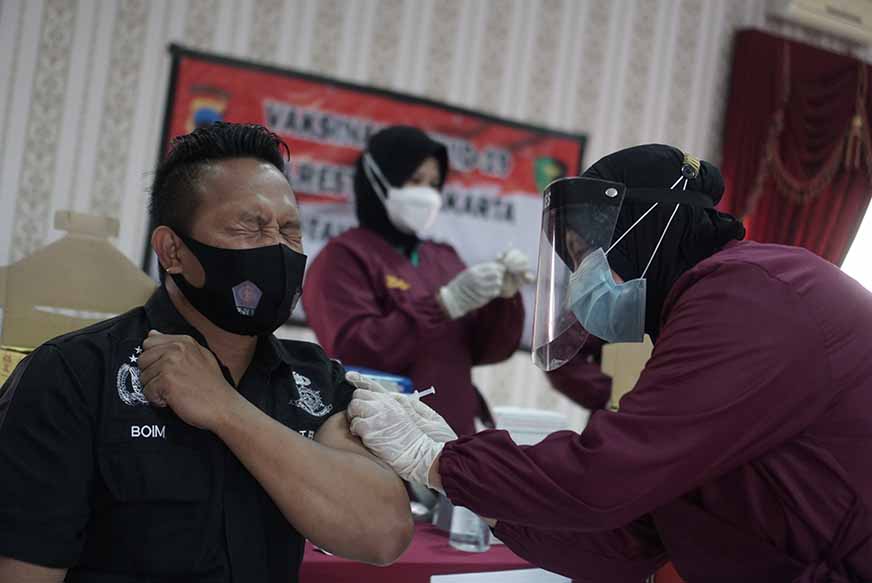 Vaksinasi Covid-19 Bagi Anggota Polisi