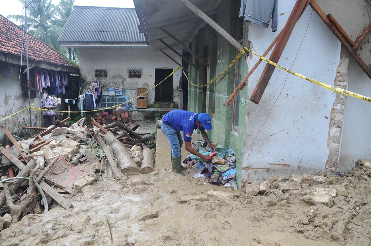 Bangunan Ponpes Tertimpa Tanah Longsor