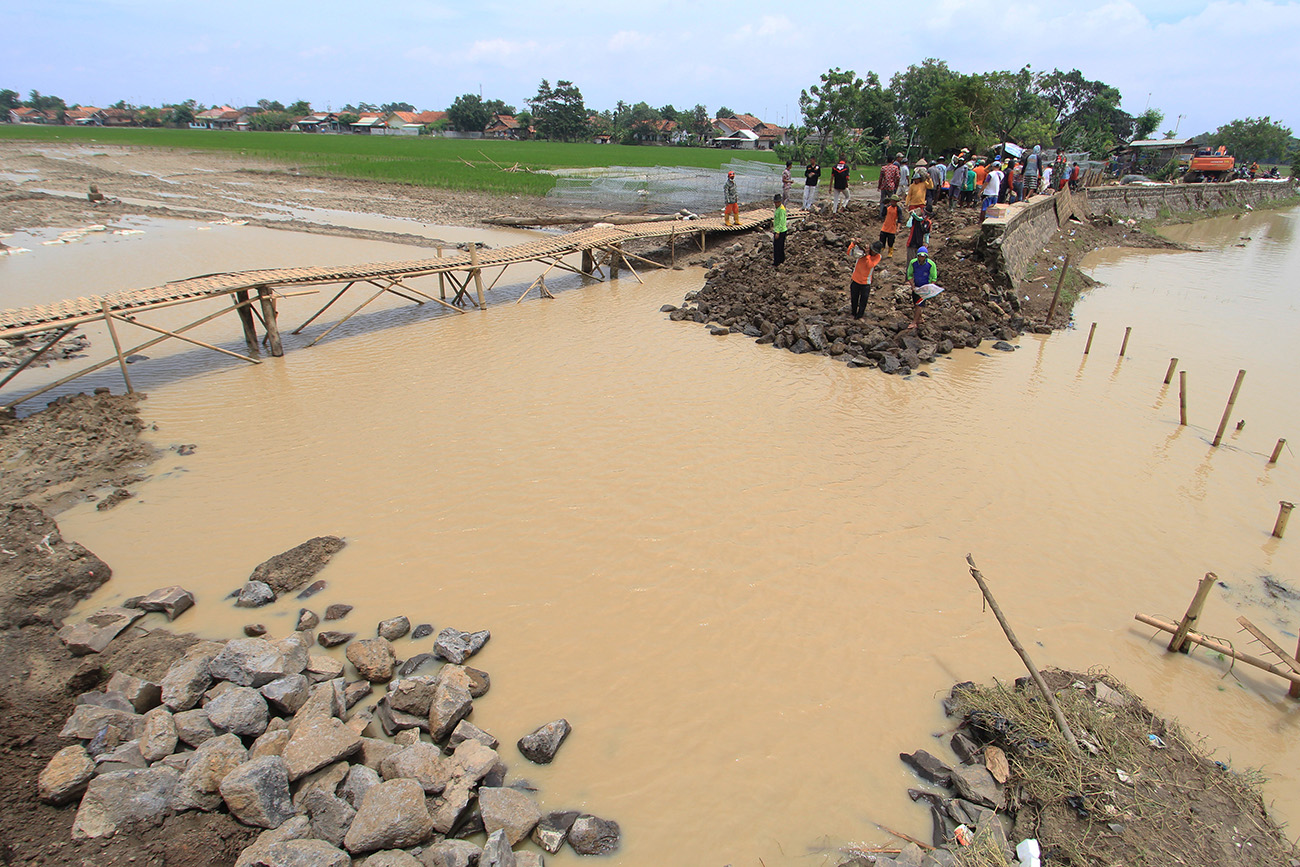 Gotong Royong Perbaiki Tanggul Penyebab Banjir