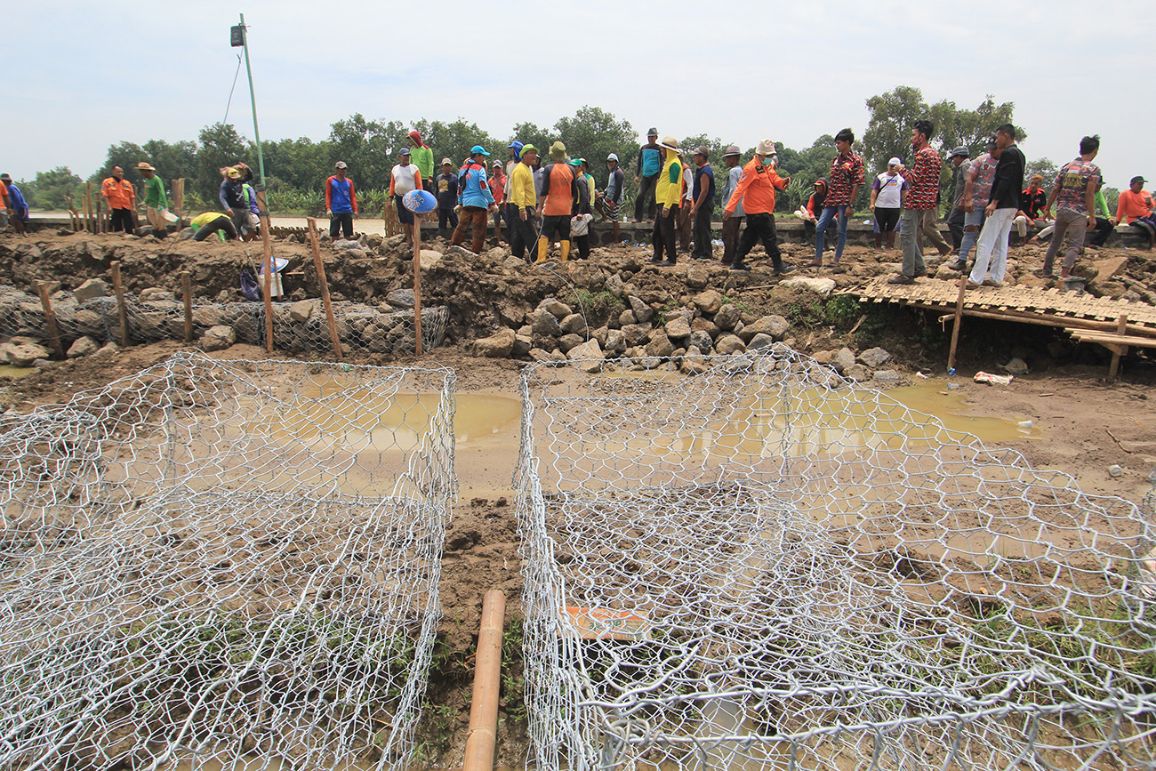 Gotong Royong Perbaiki Tanggul Penyebab Banjir
