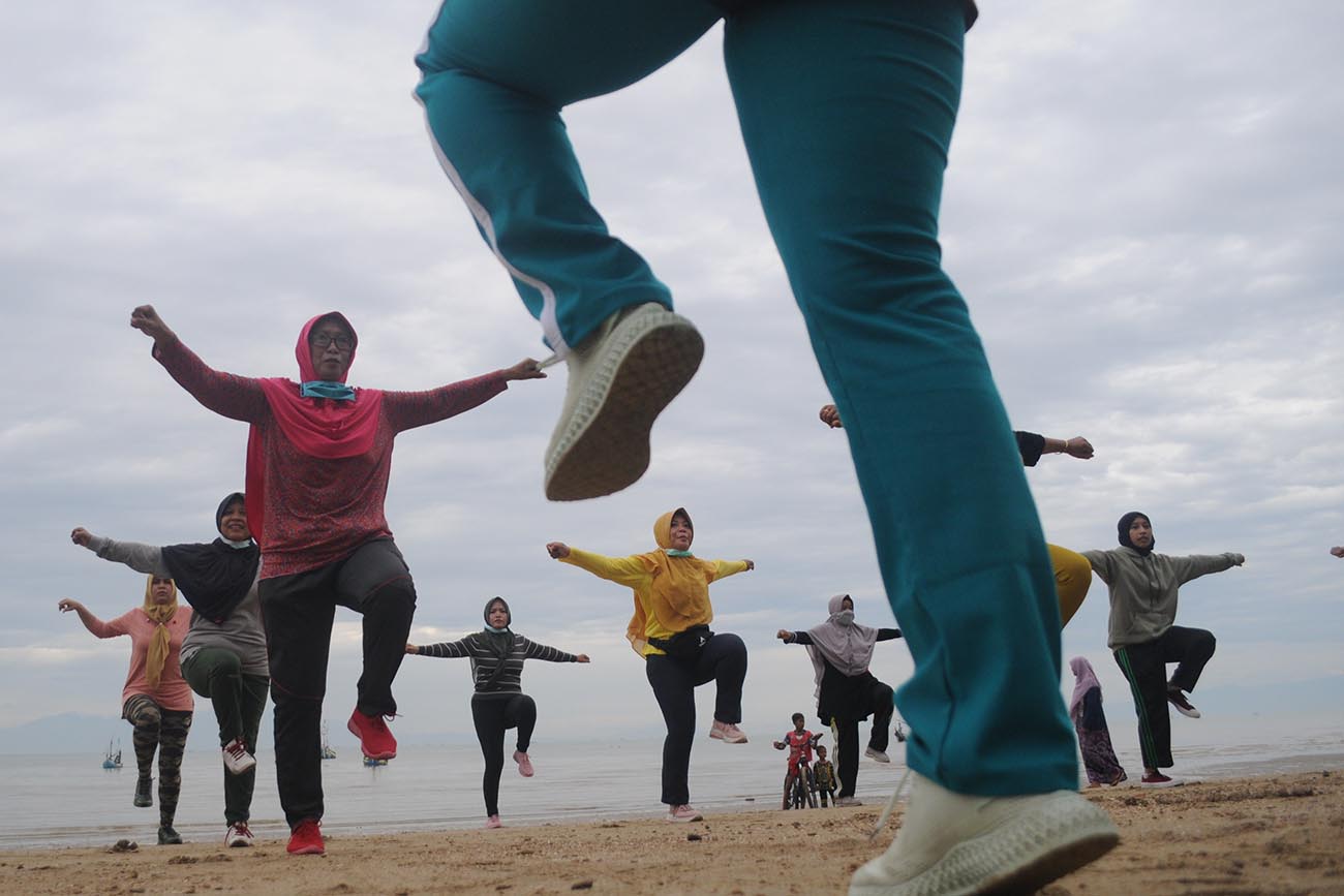 Senam Bersama di Pantai Wisata Jumiang