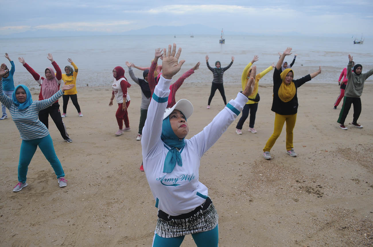 Senam Bersama di Pantai Wisata Jumiang