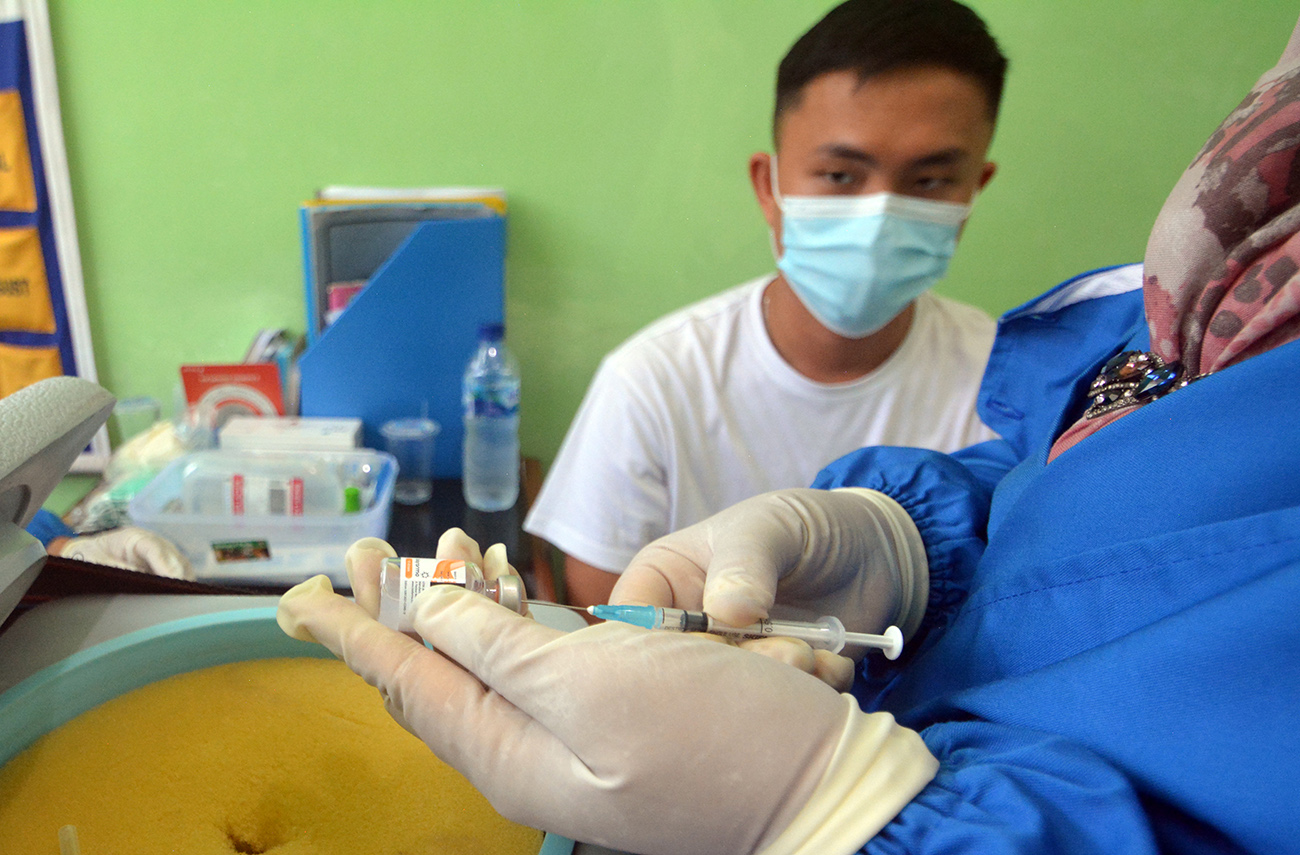 Vaksinasi COVID-19 di Padang