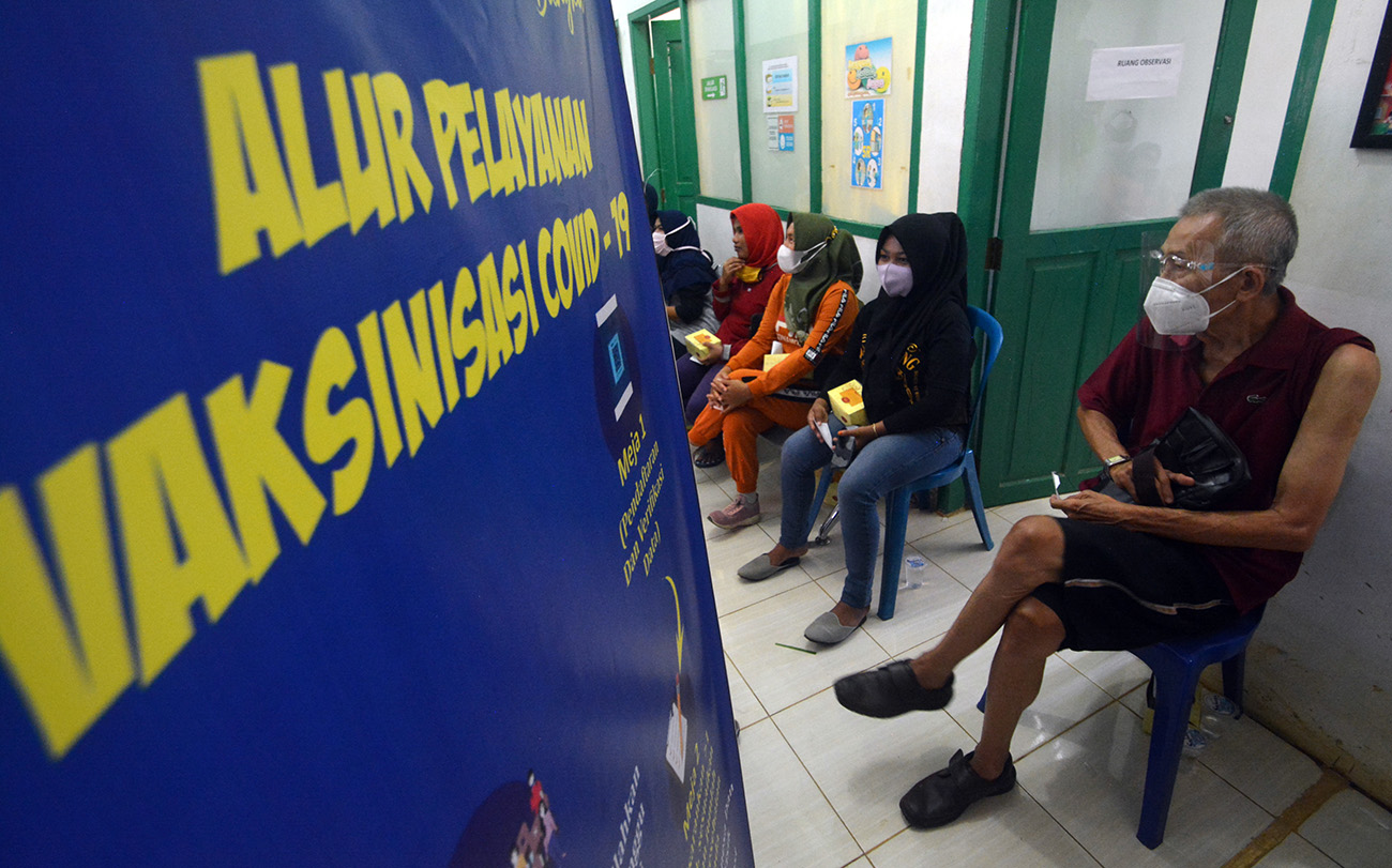 Vaksinasi COVID-19 di Padang