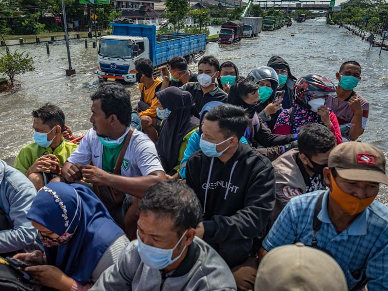 Armada BPBD Mengangkut Warga Menembus Jalur Pantura