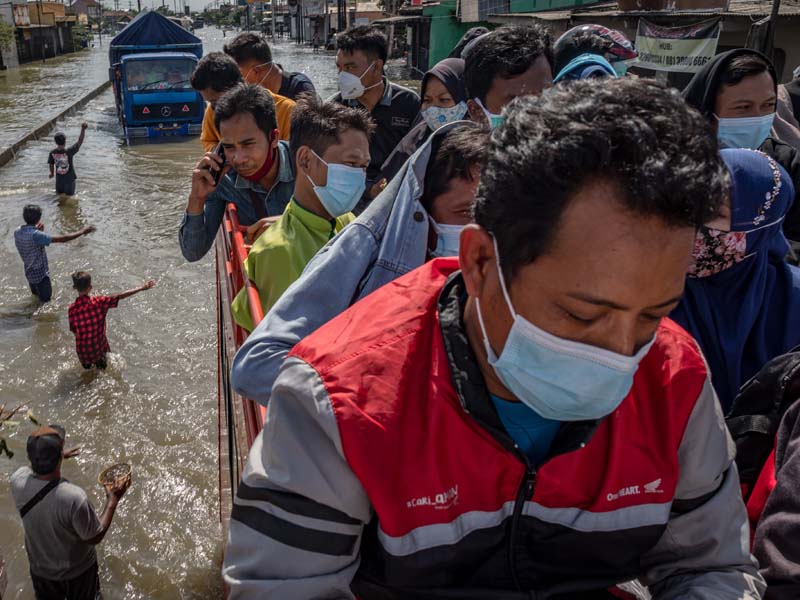 Armada BPBD Mengangkut Warga Menembus Jalur Pantura