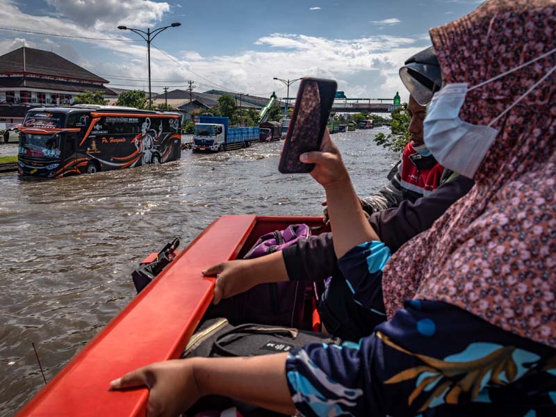 Armada BPBD Mengangkut Warga Menembus Jalur Pantura