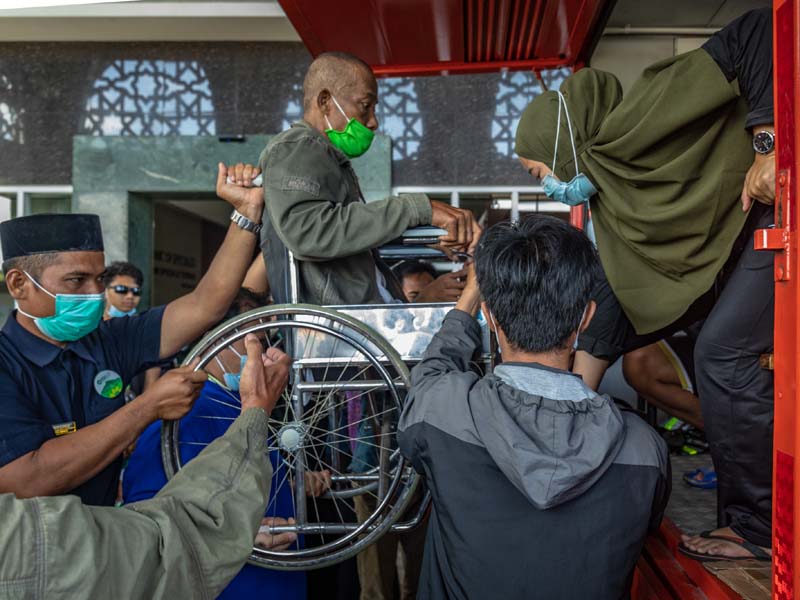 Armada BPBD Mengangkut Warga Menembus Jalur Pantura